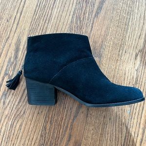 Tom’s size 11 black suede booties